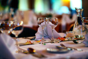 I ristoranti d'hotel stanno vivendo una rinascita, trasformandosi in mete culinarie uniche che uniscono ospitalità, cucina e cultura locale