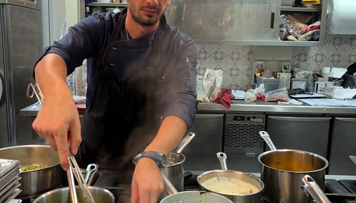 Scopri la cena internazionale dello Stella Café a Torino: piatti da condividere, cocktail creativi e visita gratuita alle mostre il giovedì