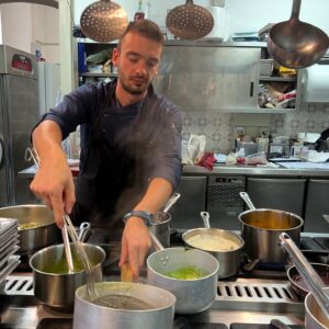 Scopri la cena internazionale dello Stella Café a Torino: piatti da condividere, cocktail creativi e visita gratuita alle mostre il giovedì