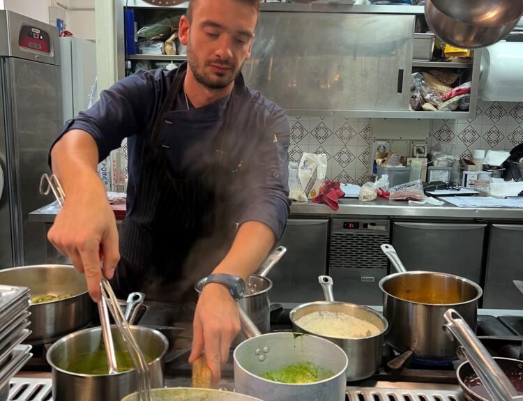 Scopri la cena internazionale dello Stella Café a Torino: piatti da condividere, cocktail creativi e visita gratuita alle mostre il giovedì