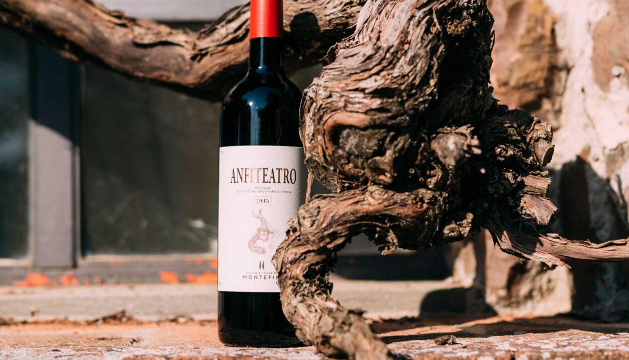 Ecco Anfiteatro, il vino simbolo di Vecchie Terre di Montefili, che celebra 50 anni di passione e qualità nel cuore del Chianti Classico.