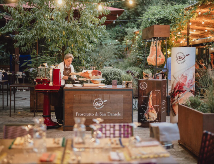 Scopri Aria di San Daniele 2025: degustazioni, eventi e novità in sei città per celebrare il Prosciutto di San Daniele DOP.