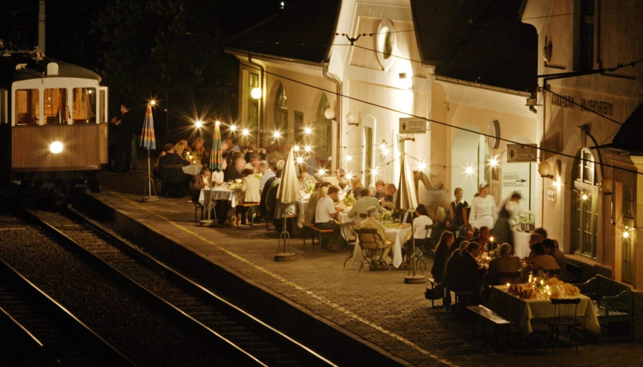 Cene gourmet sul Trenino del Renon 2025: piatti d’autore, vini locali e paesaggi alpini in quattro serate uniche. Prenotazione obbligatoria.