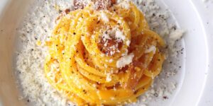 Scopri la Carbonara Quadrata con lo Spaghetto La Molisana: un mix unico di tradizione e innovazione. Solo per il Carbonara Day!