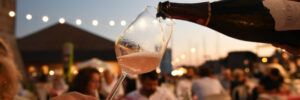 Scopri Tramonto DiVino 2025: 8 tappe tra vino Dop e cibo tipico dell’Emilia-Romagna. Prenota ora e vivi un’estate di gusto!