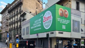 Scopri il bollino compostabile di Zespri: sostenibile, certificato e smaltibile nell’organico domestico. Un passo green per i tuoi kiwi!