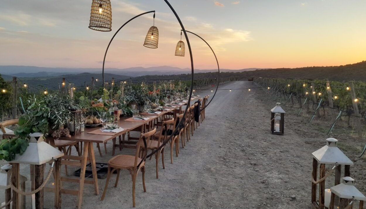 Cena tra le vigne e sotto il cielo toscano di Rosewood Castiglion del Bosco con vino, stelle e gusto toscano, solo nelle notti di luna piena
