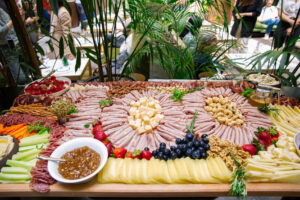 Veroni festeggia 100 anni con eventi, salumi premium e l’aperitivo che racconta la vera eccellenza italiana.