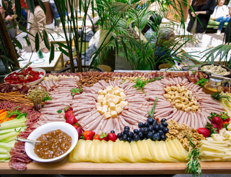 Veroni festeggia 100 anni con eventi, salumi premium e l’aperitivo che racconta la vera eccellenza italiana.