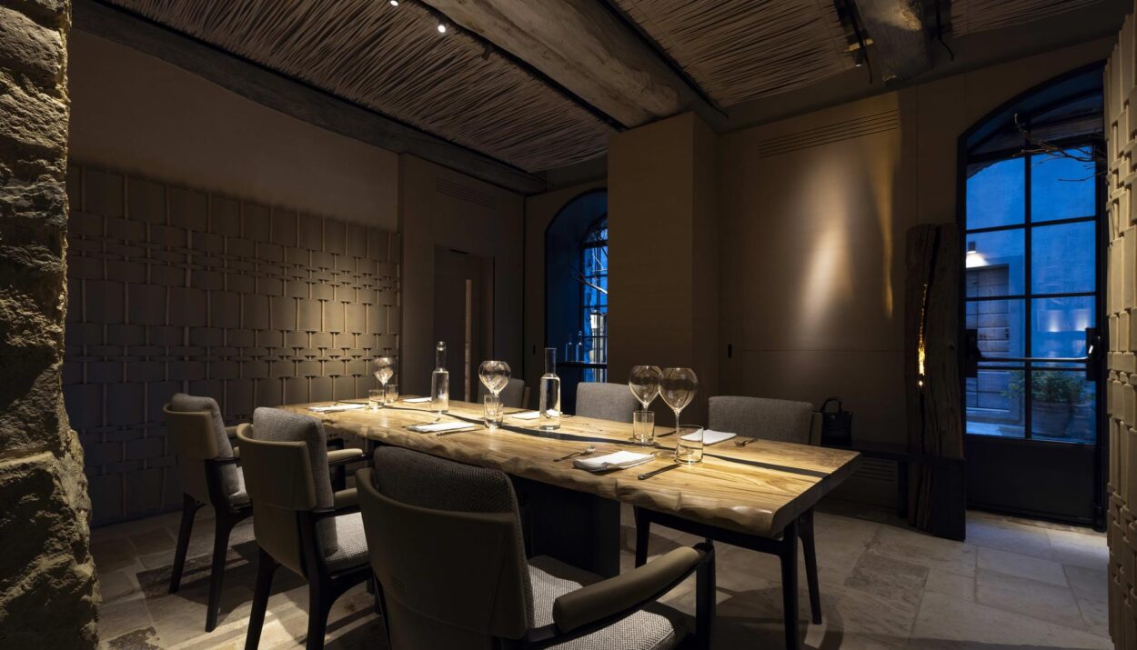 Oreade apre in Val d’Orcia: cucina toscana creativa, solo 14 posti, ingredienti locali e design sostenibile firmato Foster + Partners