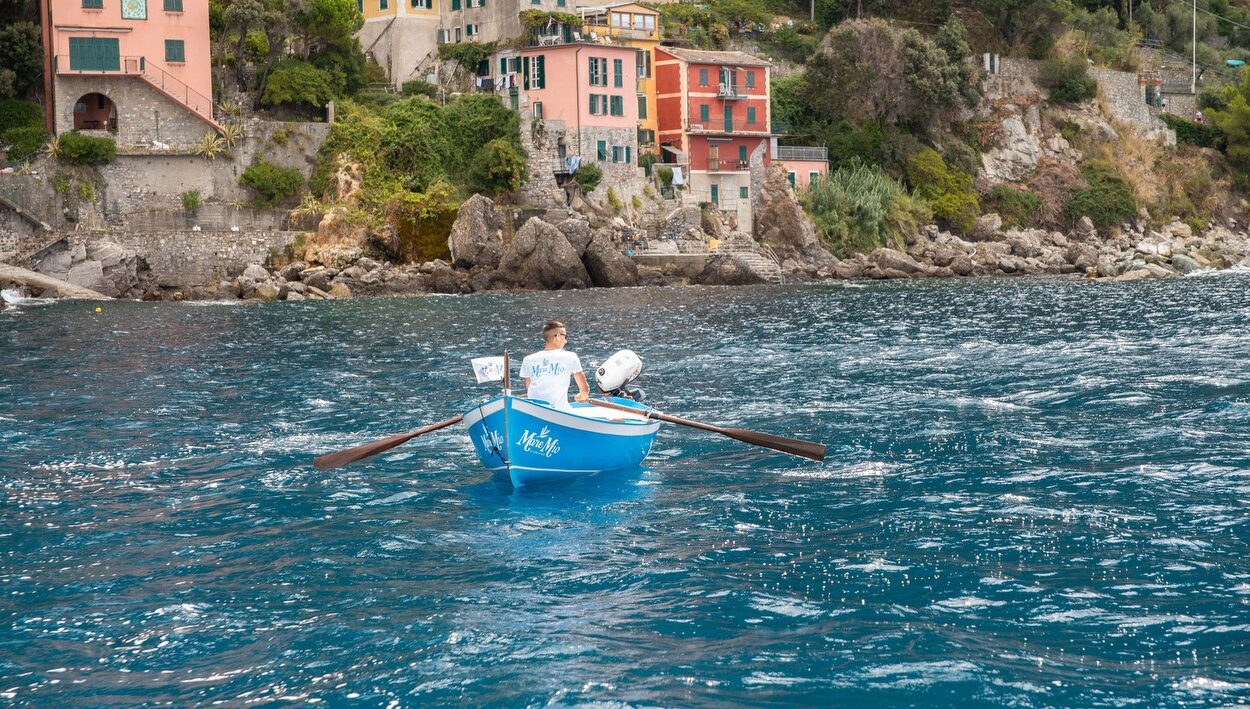 Unisciti a Mare Mio 2025, Gin Mare e Marevivo insieme per pulire il Mediterraneo e combattere la plastica in mare.