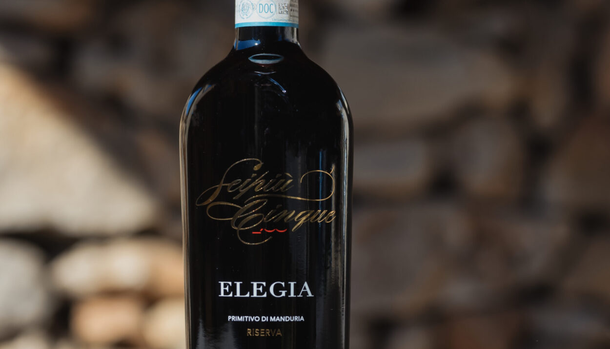 Scopri Elegia Primitivo di Manduria Riserva: 25ª annata, nuova etichetta dorata e tiratura limitata. Un vino che racconta il tempo.