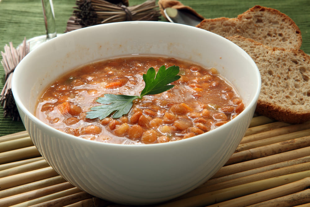 Zuppe e minestre sane, economiche, versatili per ogni stagione e in linea con la dieta mediterranea. Ricette gustose da provare subito!