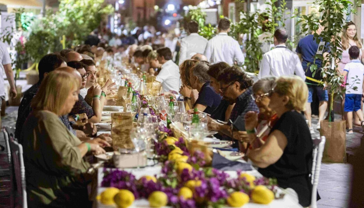 Eventi, trekking e cena sotto le stelle: scopri La Tavola dei 300, l’evento che celebra sapori e borghi di Massa Lubrense.
