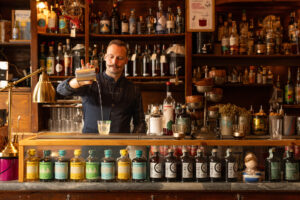 Al MAG Navigli arrivano i cocktail 2025: una drink list botanica che sorprende con ingredienti naturali e mixology d’autore.