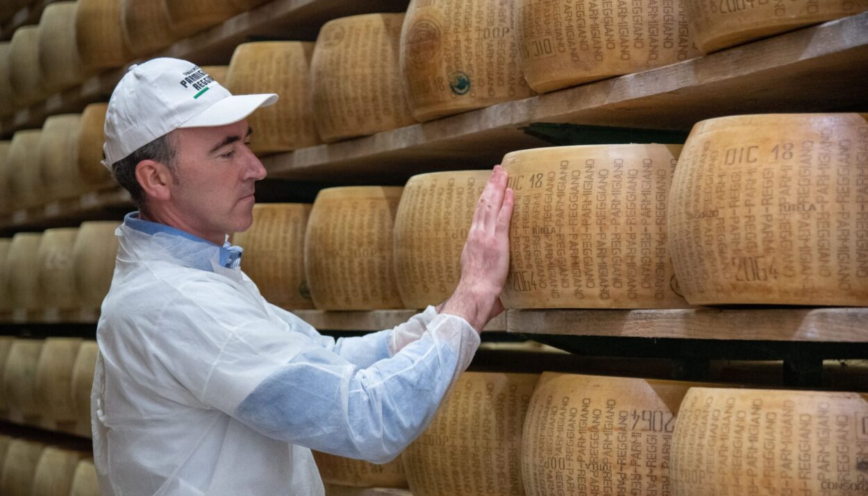 Visita Parma2064 il 6 luglio e vivi l’esperienza unica del Parmigiano Reggiano dalla caldaia alla degustazione!