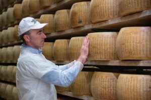 Visita Parma2064 il 6 luglio e vivi l’esperienza unica del Parmigiano Reggiano dalla caldaia alla degustazione!