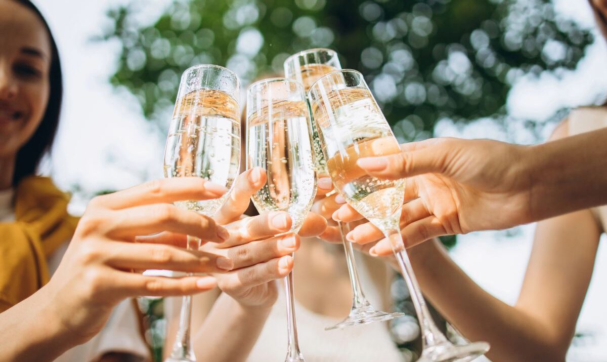 Scopri 6 spumanti da uve italiane ideali per aperitivi e cene estive. Gusta l’autenticità del territorio con bollicine italiane uniche!