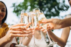 Scopri 6 spumanti da uve italiane ideali per aperitivi e cene estive. Gusta l’autenticità del territorio con bollicine italiane uniche!