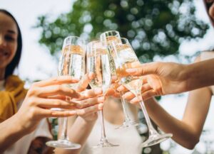 Scopri 6 spumanti da uve italiane ideali per aperitivi e cene estive. Gusta l’autenticità del territorio con bollicine italiane uniche!