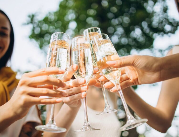 Scopri 6 spumanti da uve italiane ideali per aperitivi e cene estive. Gusta l’autenticità del territorio con bollicine italiane uniche!