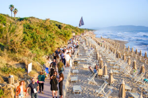 Vini Bagnanti 2025 unisce 50 cantine, degustazioni sul mare e laboratori imperdibili. Solo il 21 giugno in Toscana!