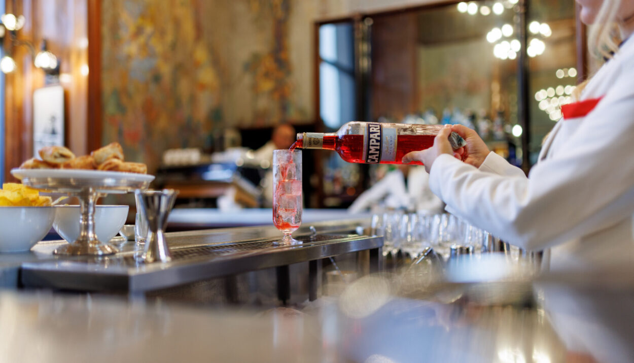 Aperitivo gourmet a Milano con Parmigiano Reggiano e Camparino: eccellenze italiane tra gusto, tradizione e cocktail d’autore in Galleria.