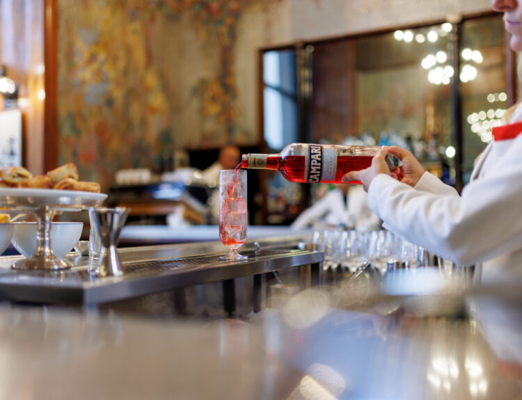 Aperitivo gourmet a Milano con Parmigiano Reggiano e Camparino: eccellenze italiane tra gusto, tradizione e cocktail d’autore in Galleria.