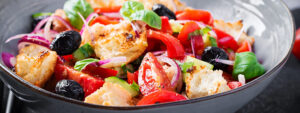 Cinque varianti di panzanella estiva fresche e originali, ideali per rinnovare la tradizione con gusto e creatività. Da provare subito!