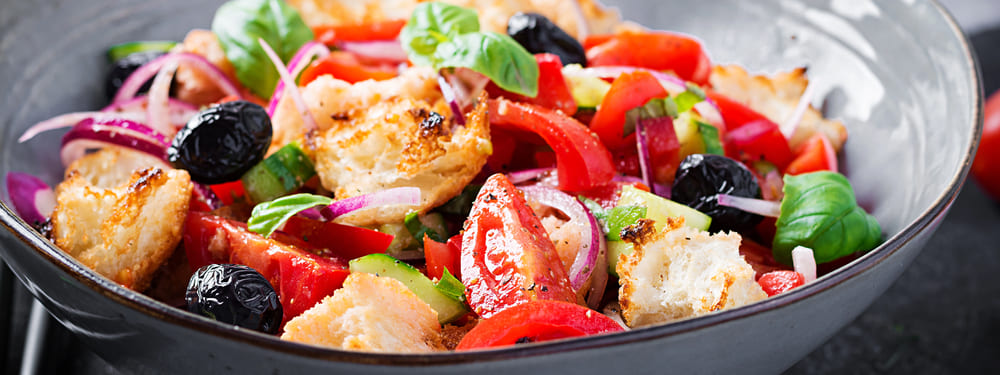 Cinque varianti di panzanella estiva fresche e originali, ideali per rinnovare la tradizione con gusto e creatività. Da provare subito!