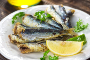 Scopri ricette con sardine e mise en place fisherman-core per un’estate 2025 gustosa, sostenibile e ricca di stile.