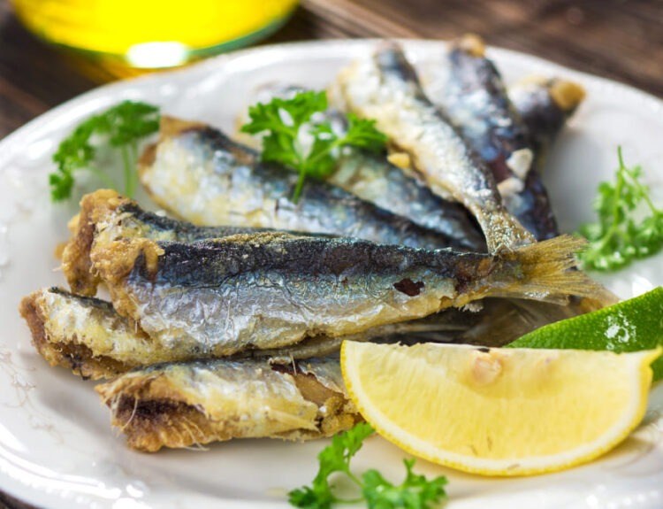 Scopri ricette con sardine e mise en place fisherman-core per un’estate 2025 gustosa, sostenibile e ricca di stile.