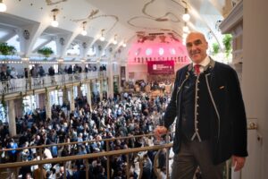 Dal 7 all’11 novembre a Merano il Winefestival 2025 che anticipa i trend del vino tra sostenibilità, no alcol e identità territoriali.