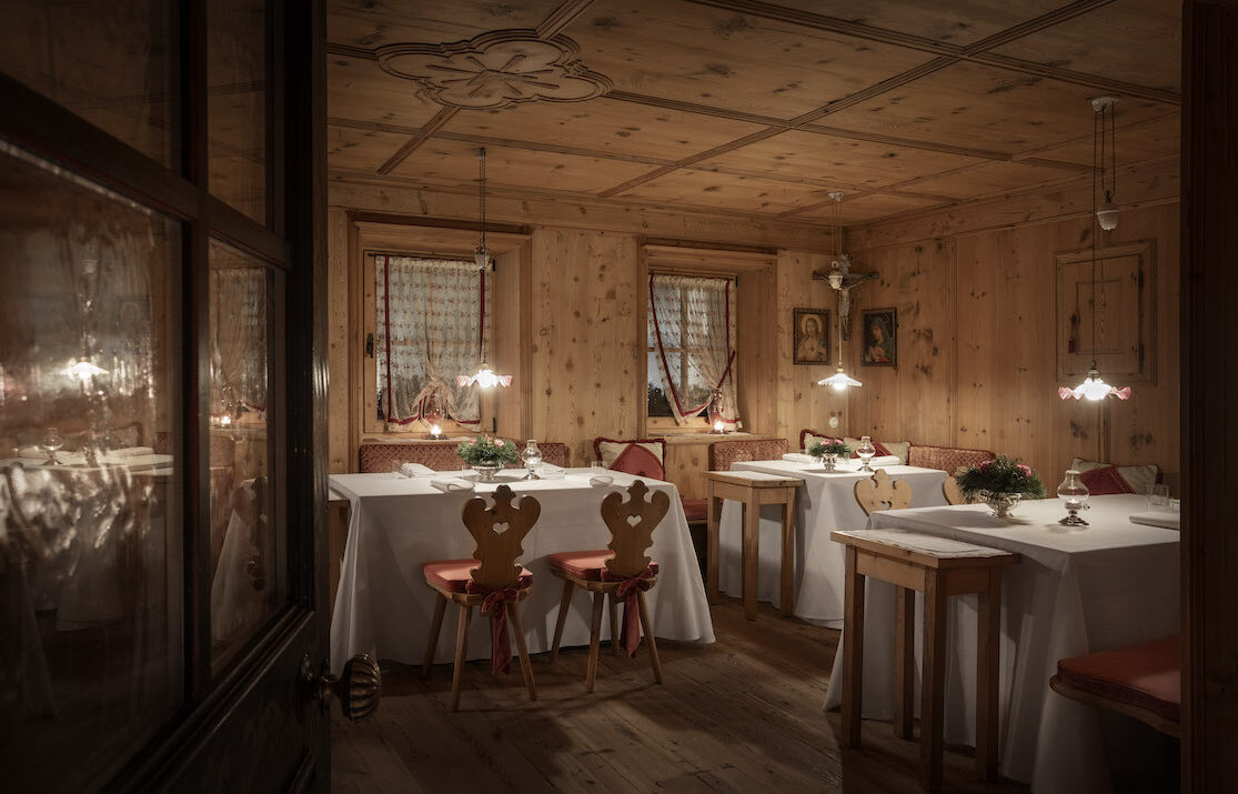 Eventi gourmet ad agosto all’hotel Tyrol: 10 piatti iconici, cena a 4 mani e kitchen party stellato, esperienza unica in Val Gardena