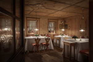 Eventi gourmet ad agosto all’hotel Tyrol: 10 piatti iconici, cena a 4 mani e kitchen party stellato, esperienza unica in Val Gardena
