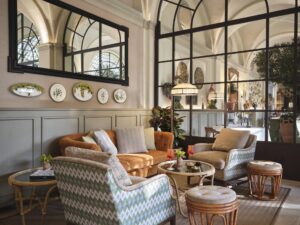 salotto elegante del bar la gamella, location esclusiva per l’aperitivo a firenze al collegio alla querce