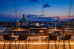The Roof Milano Bar & Restaurant: una delle terrazze più spettacolari di Milano, a pochi passi dal Duomo. Un'esperienza unica in città.