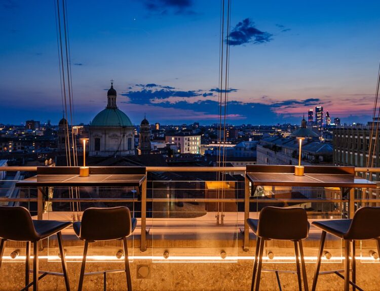 The Roof Milano Bar & Restaurant: una delle terrazze più spettacolari di Milano, a pochi passi dal Duomo. Un'esperienza unica in città.