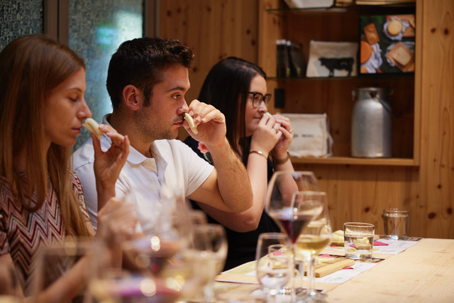 Scopri il formaggio artigianale alla Latteria Perenzin: degustazioni, tour e laboratori dal 26 al 28 settembre. Prenota subito!