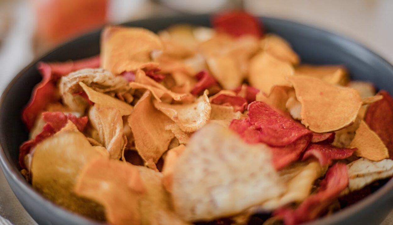 Snack croccanti da tutto il mondo, idee e abbinamenti per ricrearli a casa e vivere il food trend più gustoso e attuale del 2025.
