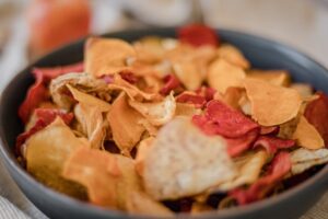 Snack croccanti da tutto il mondo, idee e abbinamenti per ricrearli a casa e vivere il food trend più gustoso e attuale del 2025.