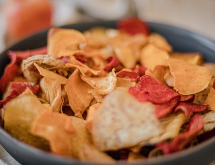 Snack croccanti da tutto il mondo, idee e abbinamenti per ricrearli a casa e vivere il food trend più gustoso e attuale del 2025.