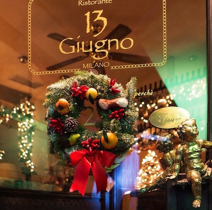 foto della vetrina natalizia del ristorante 13 Giugno
