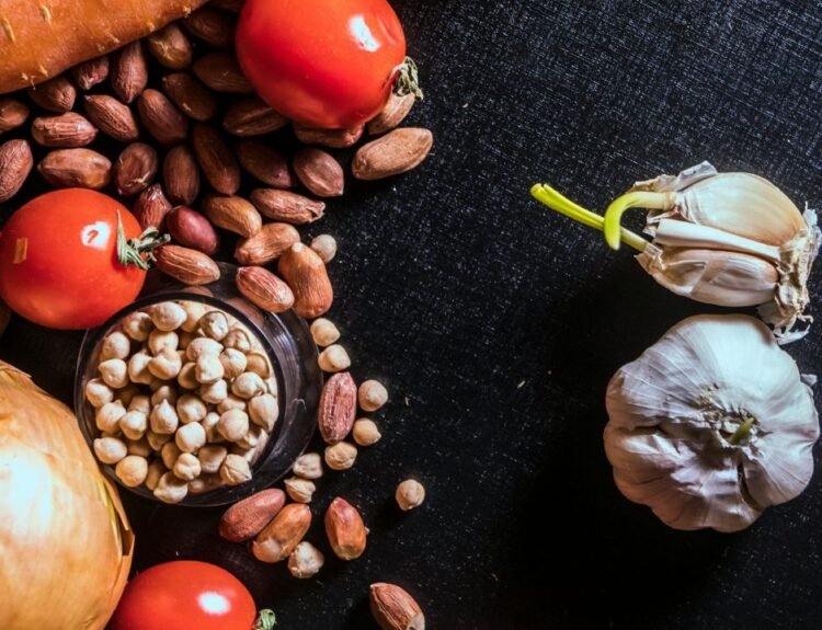 Scopri 5 ricette autunnali con legumi e verdure di stagione: calde, sane e sostenibili. Ideali per coccolarti nelle sere fredde!