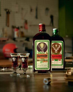 SaporNews-Jagermeister-Limited-Edition-il-ritorno-della-bottiglia-retro-per-i-90-anni-280x350 SaporNews Jägermeister Limited Edition, il ritorno della bottiglia retro per i 90 anni