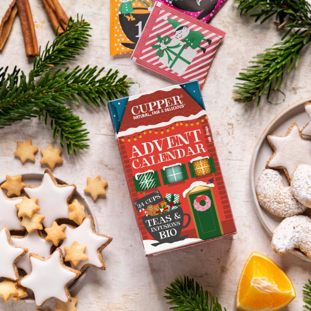 SaporiNews-Cupper_Calendario-Avvento_2025_Ambientata-1024x1024 Calendari dell'avvento food 2025: i più golosi da provare