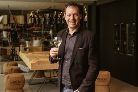 SaporiNews-Tre-Bicchieri-2026-al-Valdobbiadene-Rive-di-Santo-Stefano-Dirupo-di-Andreola--525x350 SaporiNews Tre Bicchieri 2026 al Valdobbiadene Rive di Santo Stefano Dirupo di Andreola