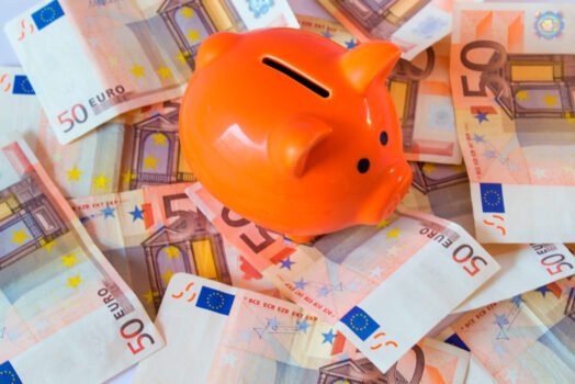 saporinews-rosa-salvadanaio-sul-denaro-fatture-euro-1-524x350 saporinews- rosa-salvadanaio-sul-denaro-fatture-euro (1)