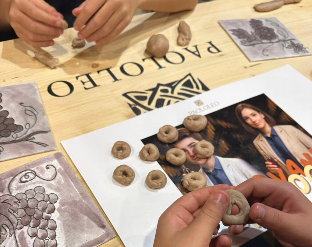 CANTINE-PAOLOLEO-–-Mormora-Metodo-Classico-Pas-Dose-1024x811 Vini e cofanetti enologici da regalare a Natale 2025