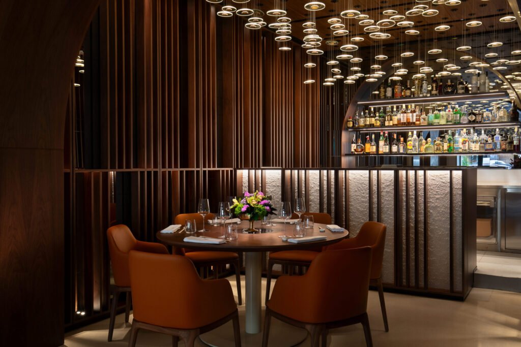 Izu_2024_saletta_01-1024x683 Natale e Capodanno 2025 a Milano: menù gourmet per iniziare l’anno con gusto